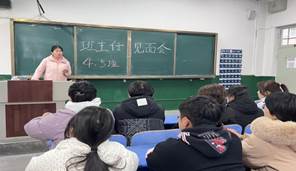 一群人在房间里 AI 生成的内容可能不正确。