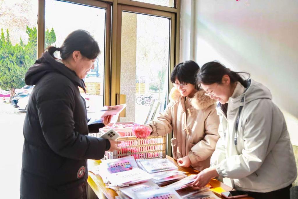 一群人正在用餐聊天AI 生成的内容可能不正确。