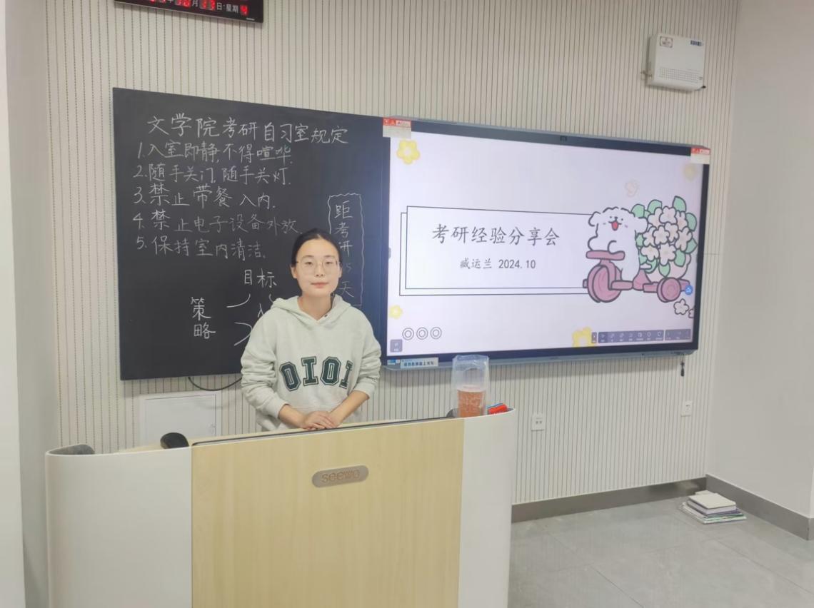 人站在冰箱前中度可信度描述已自动生成